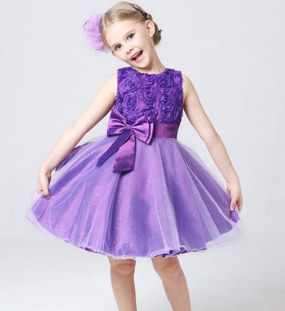 Девочка в фиолетовом платье