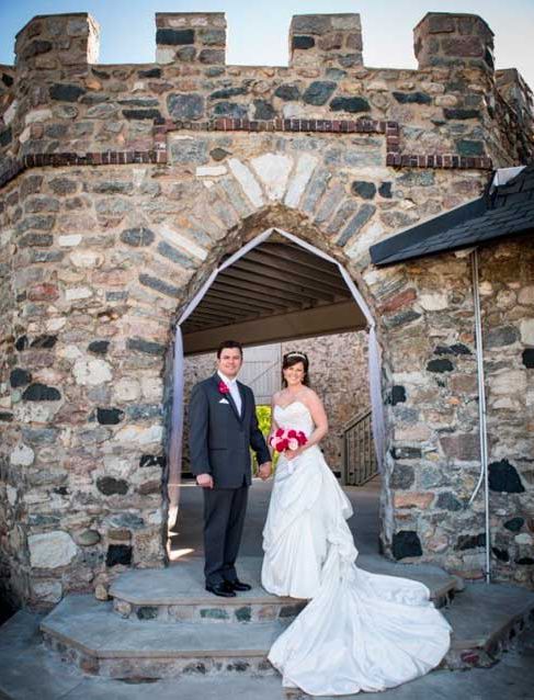 Жених и невеста на фоне средневекового замка