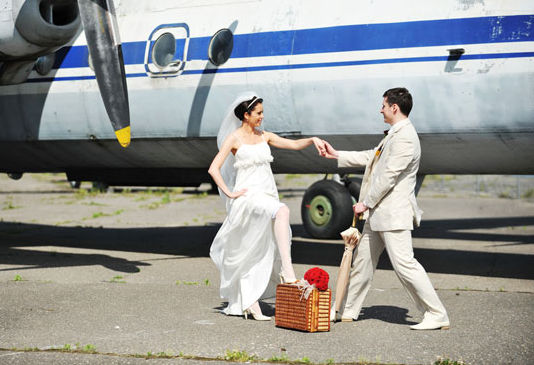 Невеста и жених на фоне самолёта